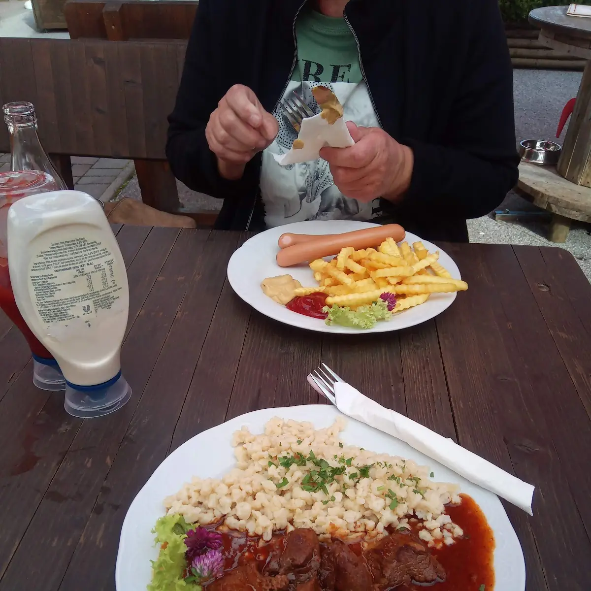 Gulasch Mit Spätzle Und Fritten Mit Bockwurst
