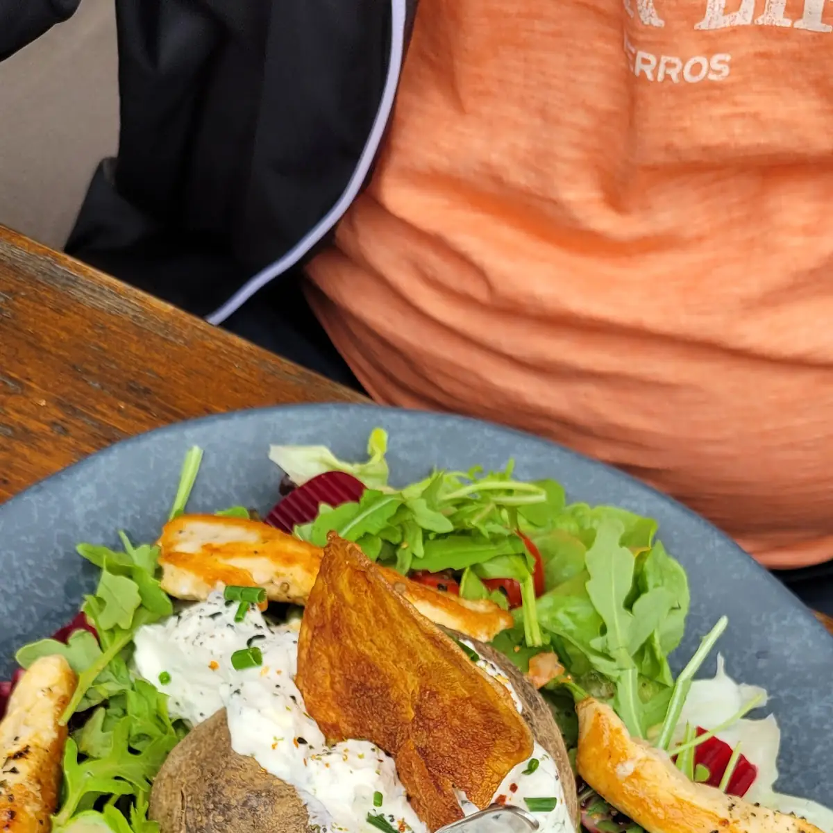 Ofenkartoffel Mit Hähnchensteifen Auf Salat Bett