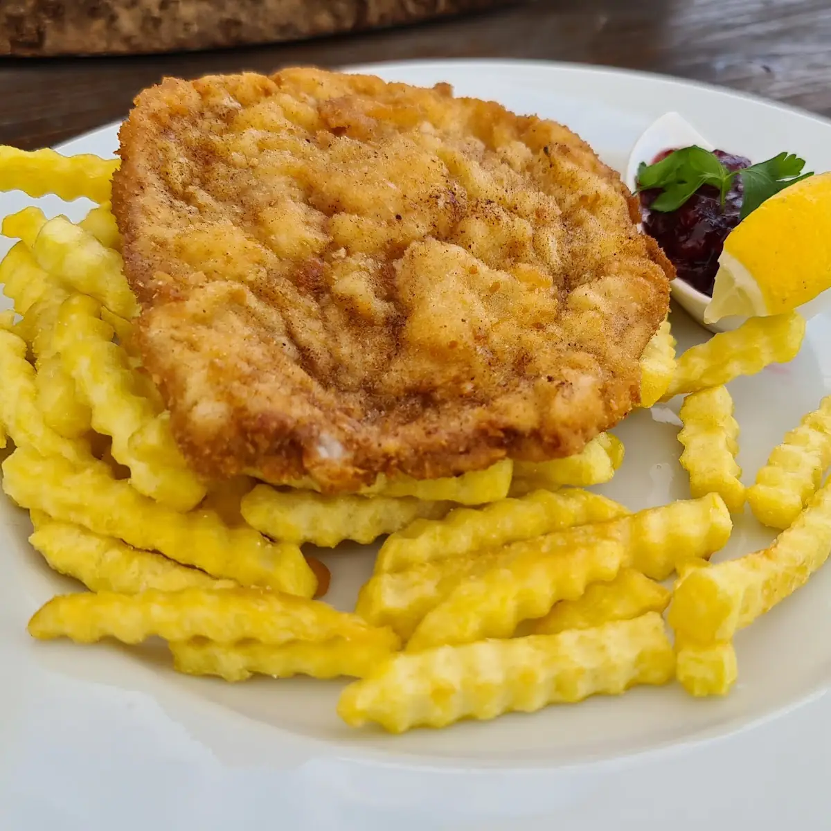 Wienerschnitzel Mit Pommes Und Preiselbeeren