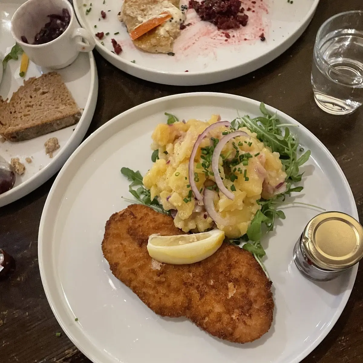 Wiener Schnitzel Mit Kartoffelsalat Und Preiselbeeren
