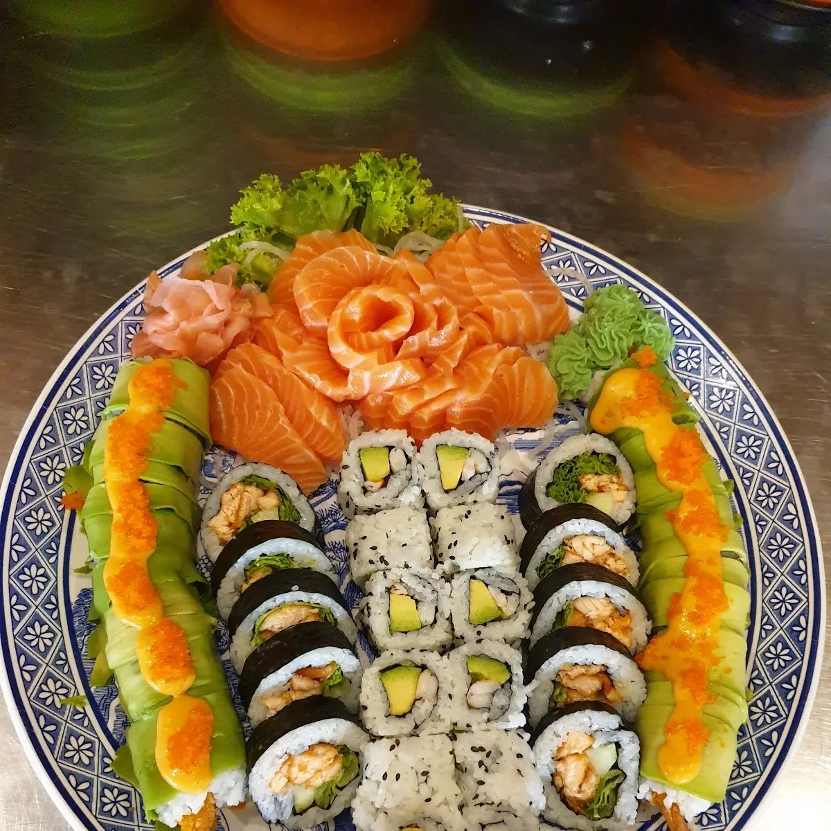 Sashimi Salmon Maki Mix