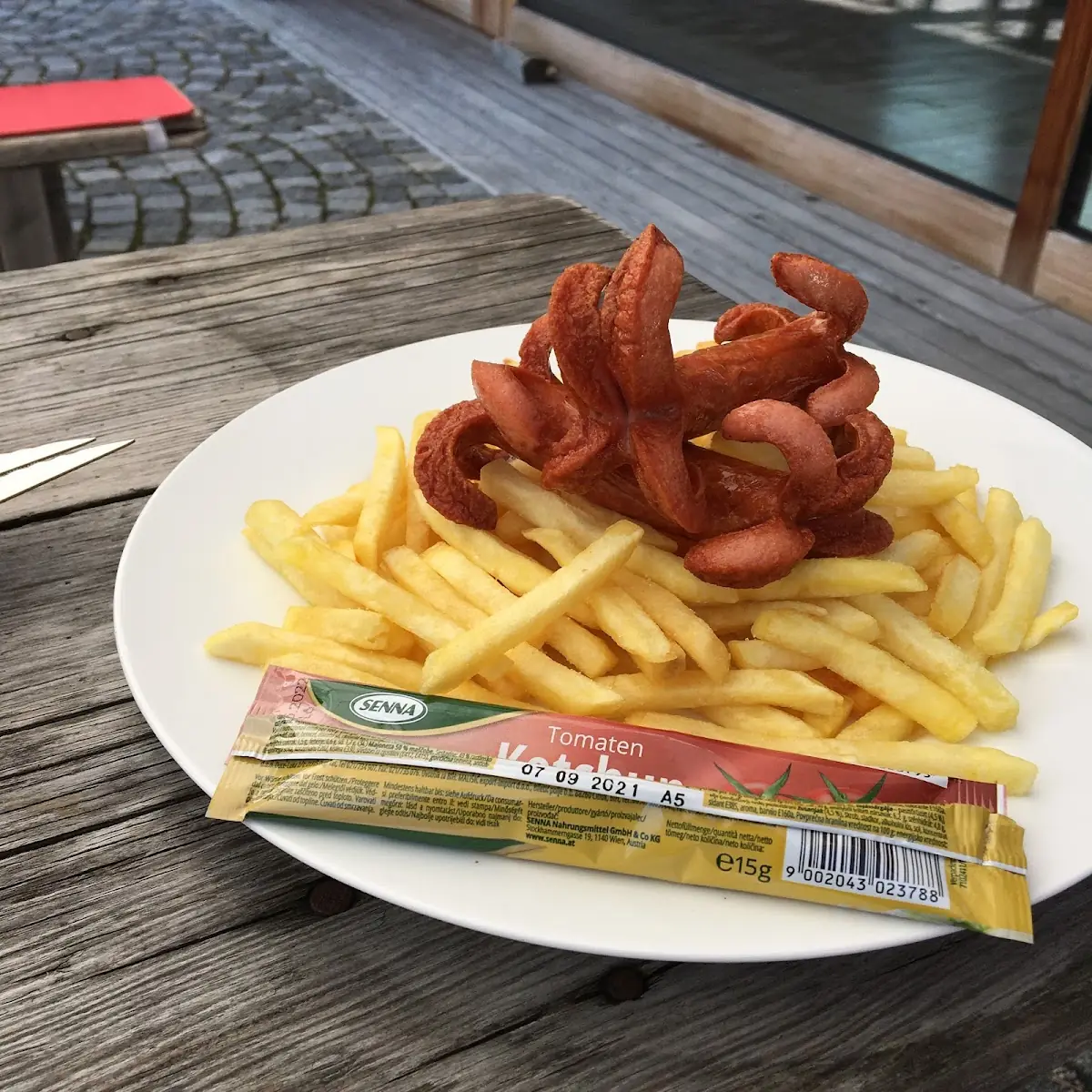 Würstchen Mit Pommes