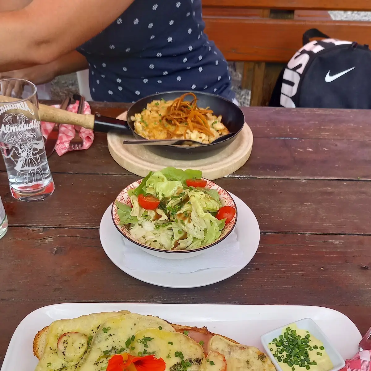 Traditionelle Kässpätzle Im Pfännle Und Almbagutte Mit Wurst Und Bergkäse Überbacken