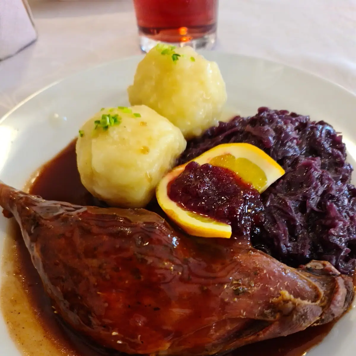 Gans Mit Rotkraut & Erdäpfelknödel Martini-zeit