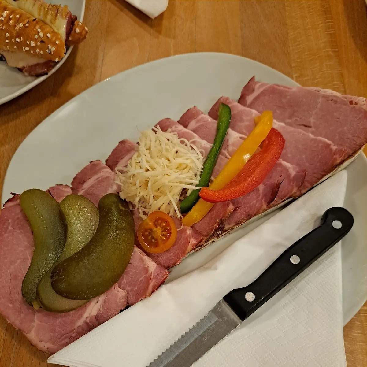 Garniertes Fleischbrot