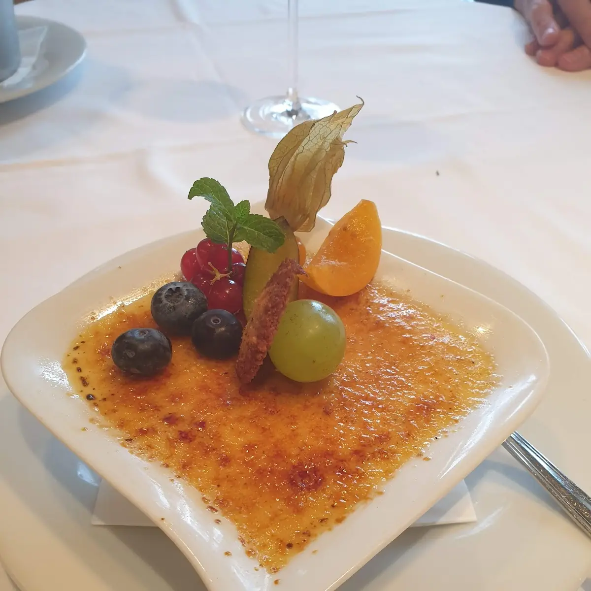 Creme Brulee Mit Frischen Früchten