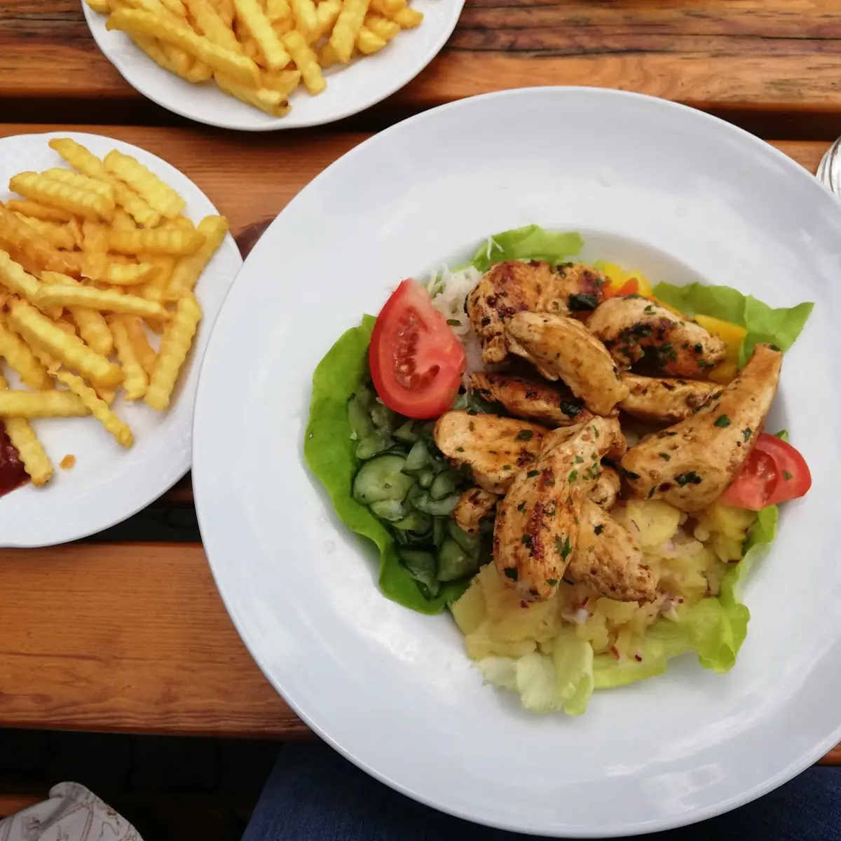 Gebratene Hähnchenstreifen Auf Gemischten Salat
