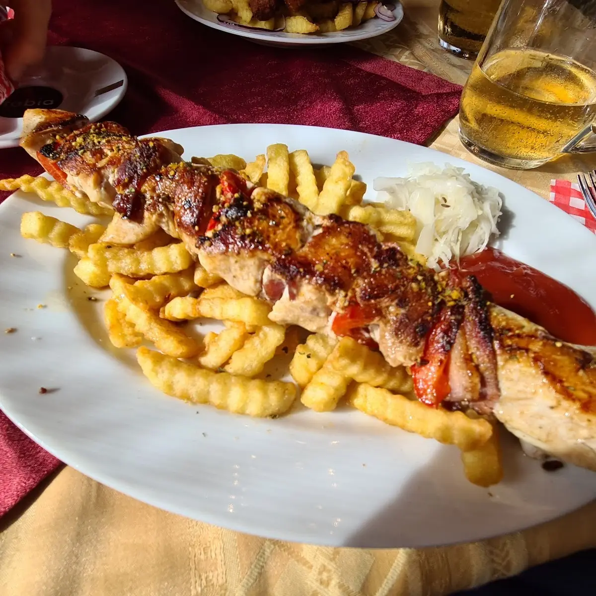 Hühnerspieß Mit Pommes