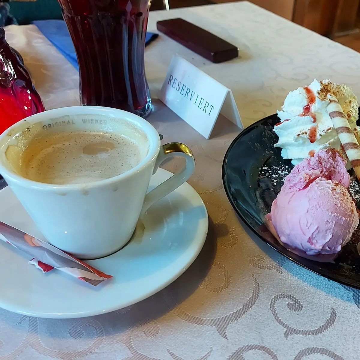 Melange Warmer Zwetschkenkuchen Mit Eis
