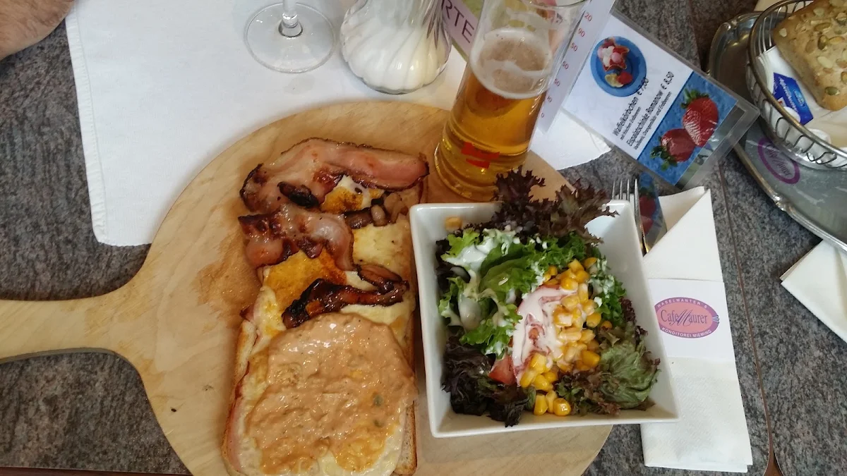 Maurers Spezialtoast Mit Salat