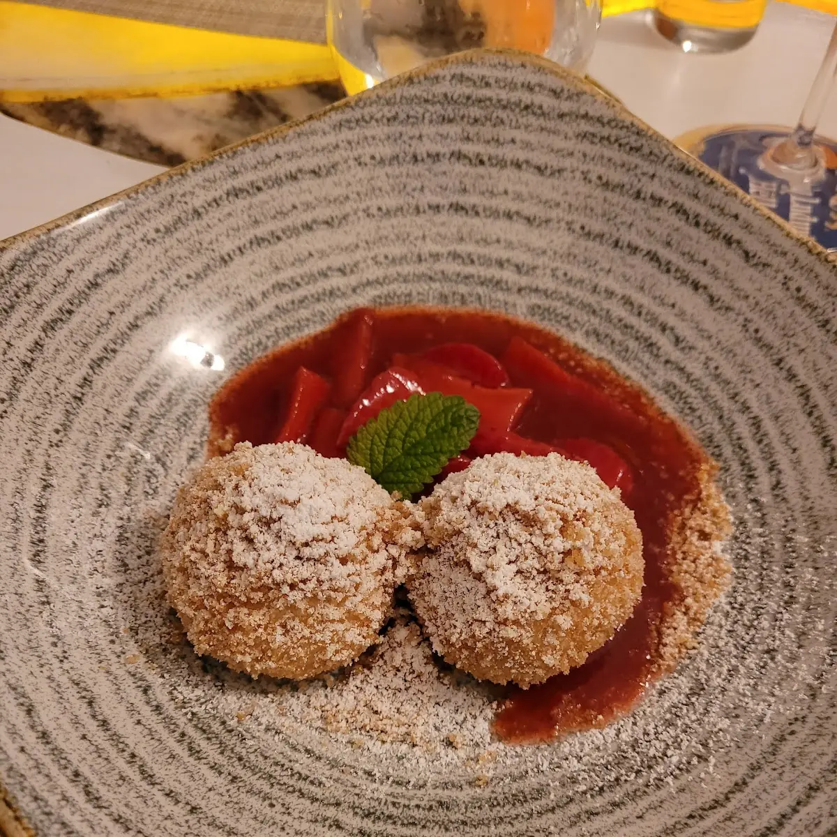 Topfenknödel Mit Erdbeerragout