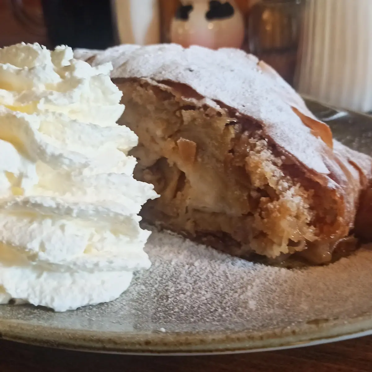Apfelstrudel Mit Sahne