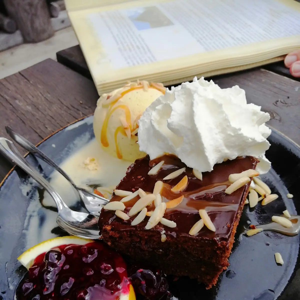 Schoko Kuchen Mit Eis Und Sahne