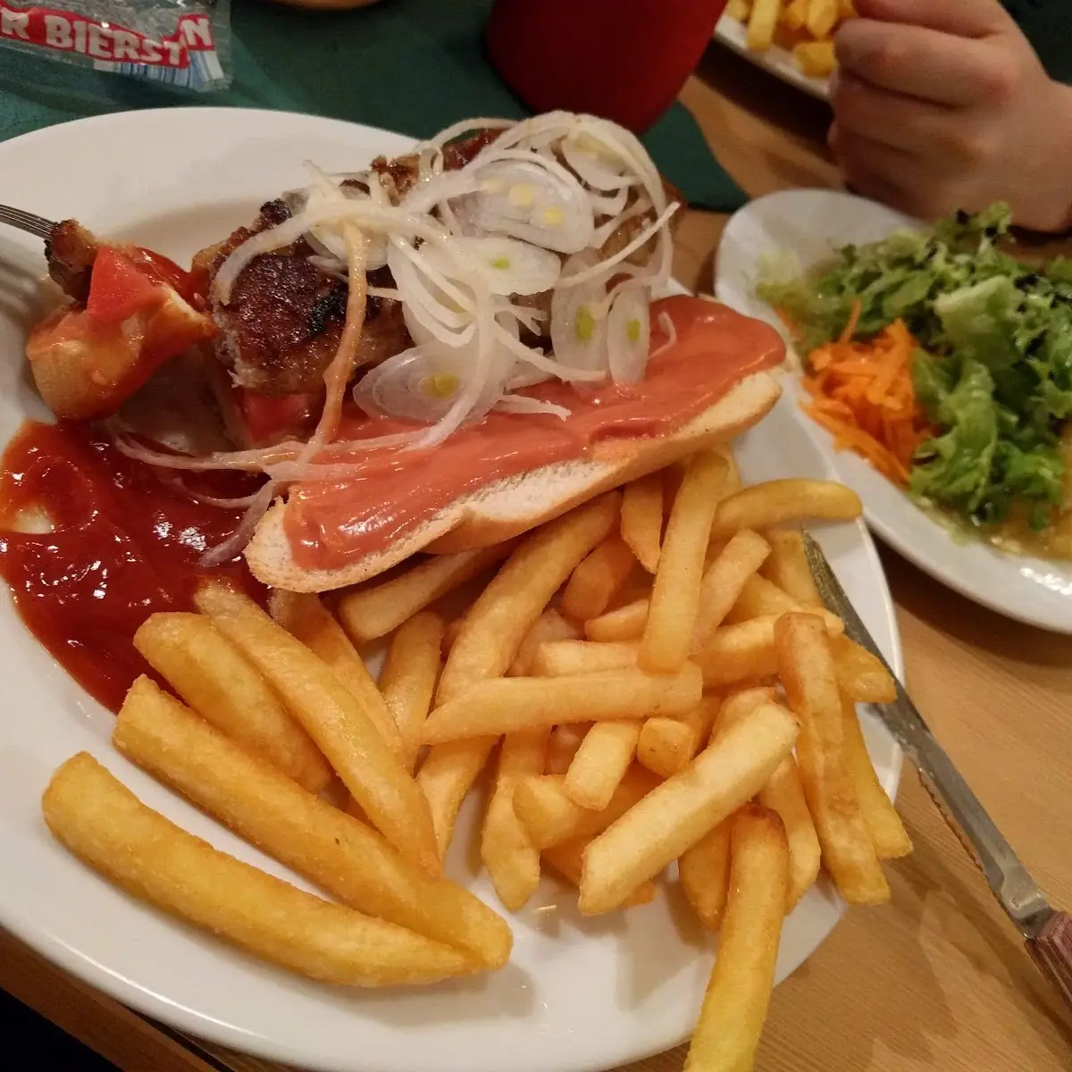 Edelweiß Burger Mit Pommes Und Gemischtem Salat