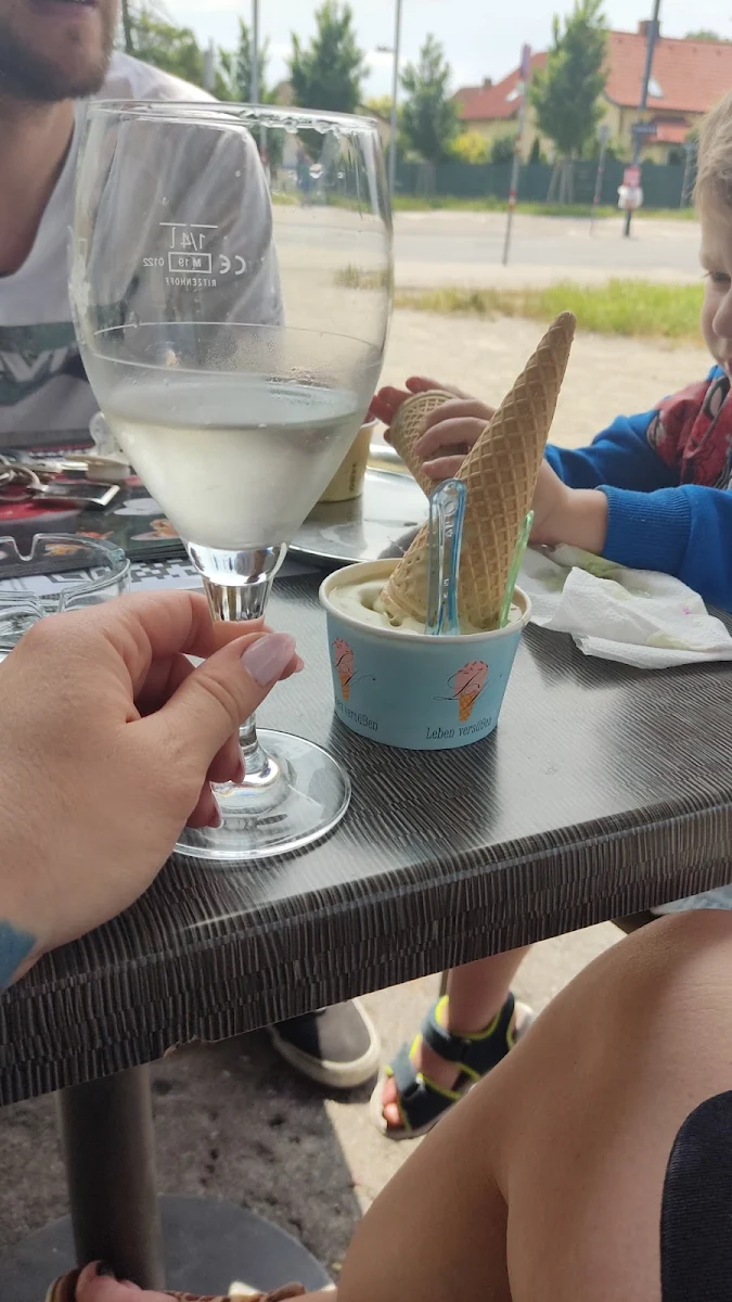 Eisbrecher Und Weißer Spritzer