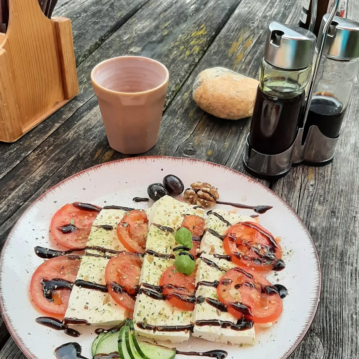 Frischkäse Mit Tomaten Kernöl Balsamicoessig Und Brot
