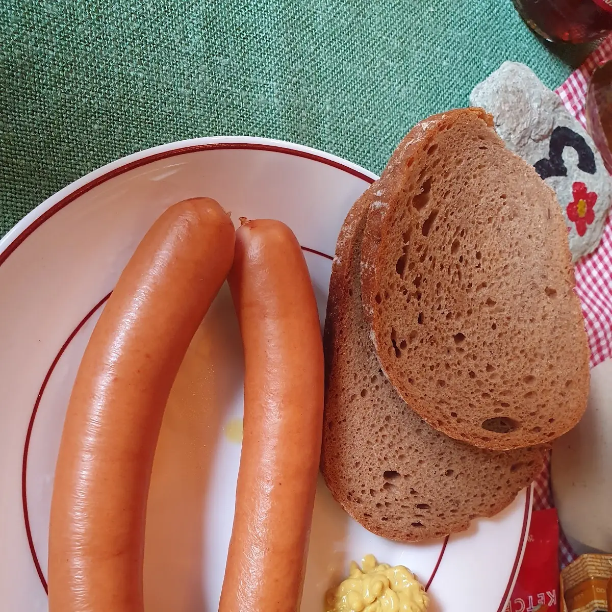 Paar Würstel Mit Brot