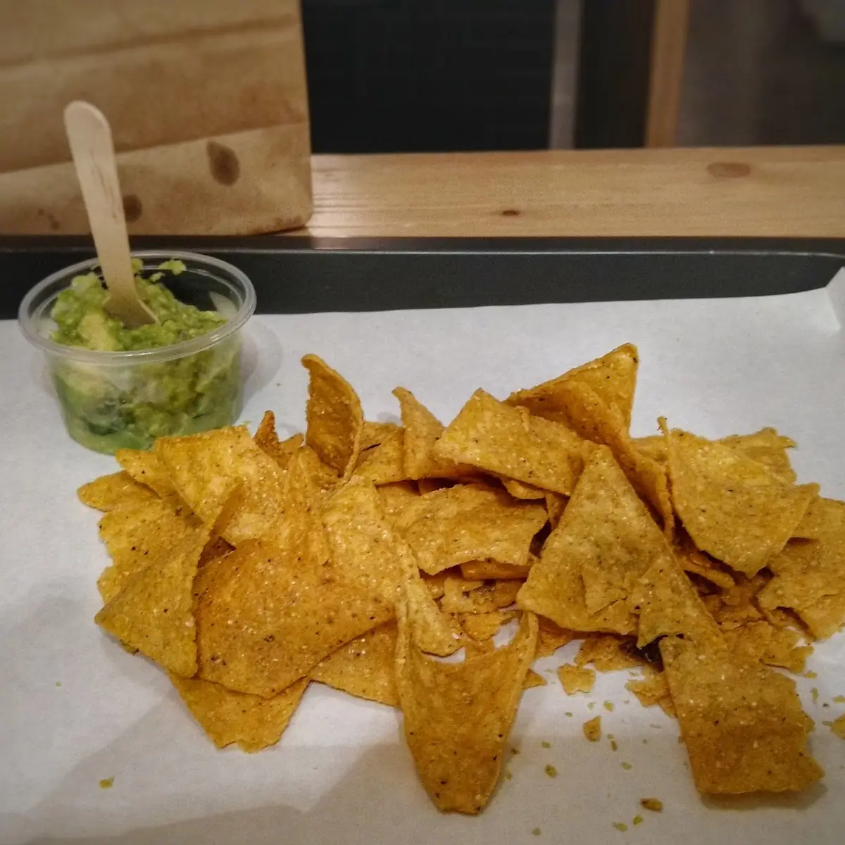 Portion Nachos Mit Guacamole