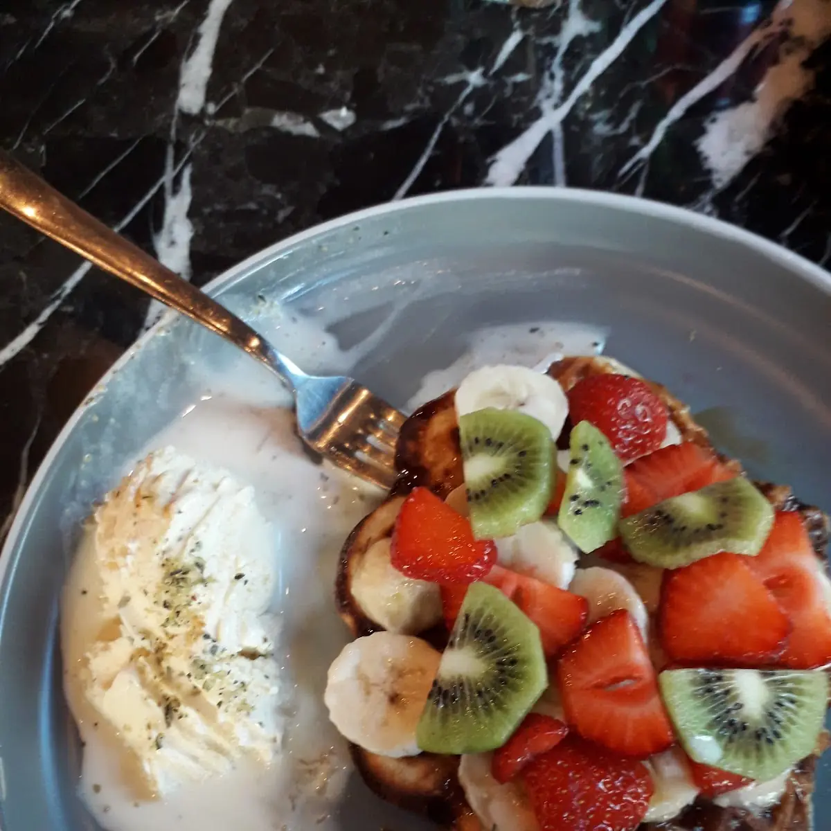 Waffel Mit 3 Früchten Eis