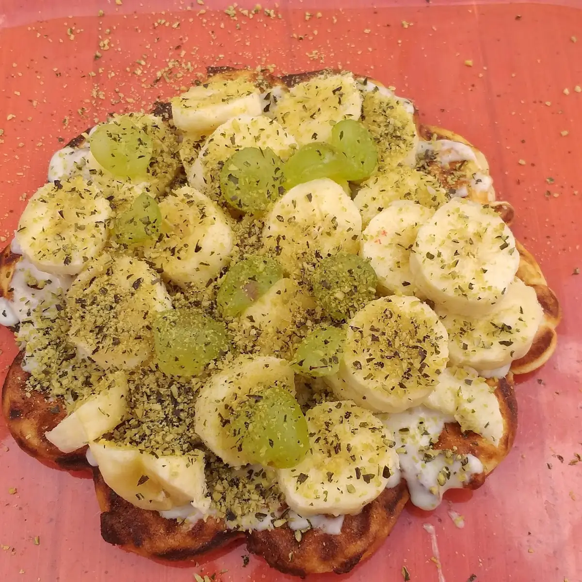 Waffel Mit Trauben Und Banane Und Pistazienstreusel