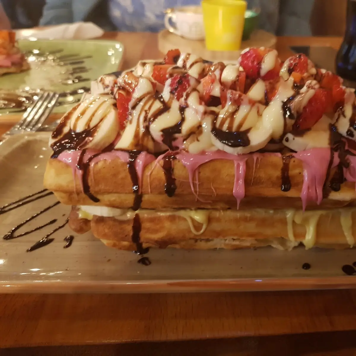 Waffles Mit Erdbeere Und Banane Vanille Sauce