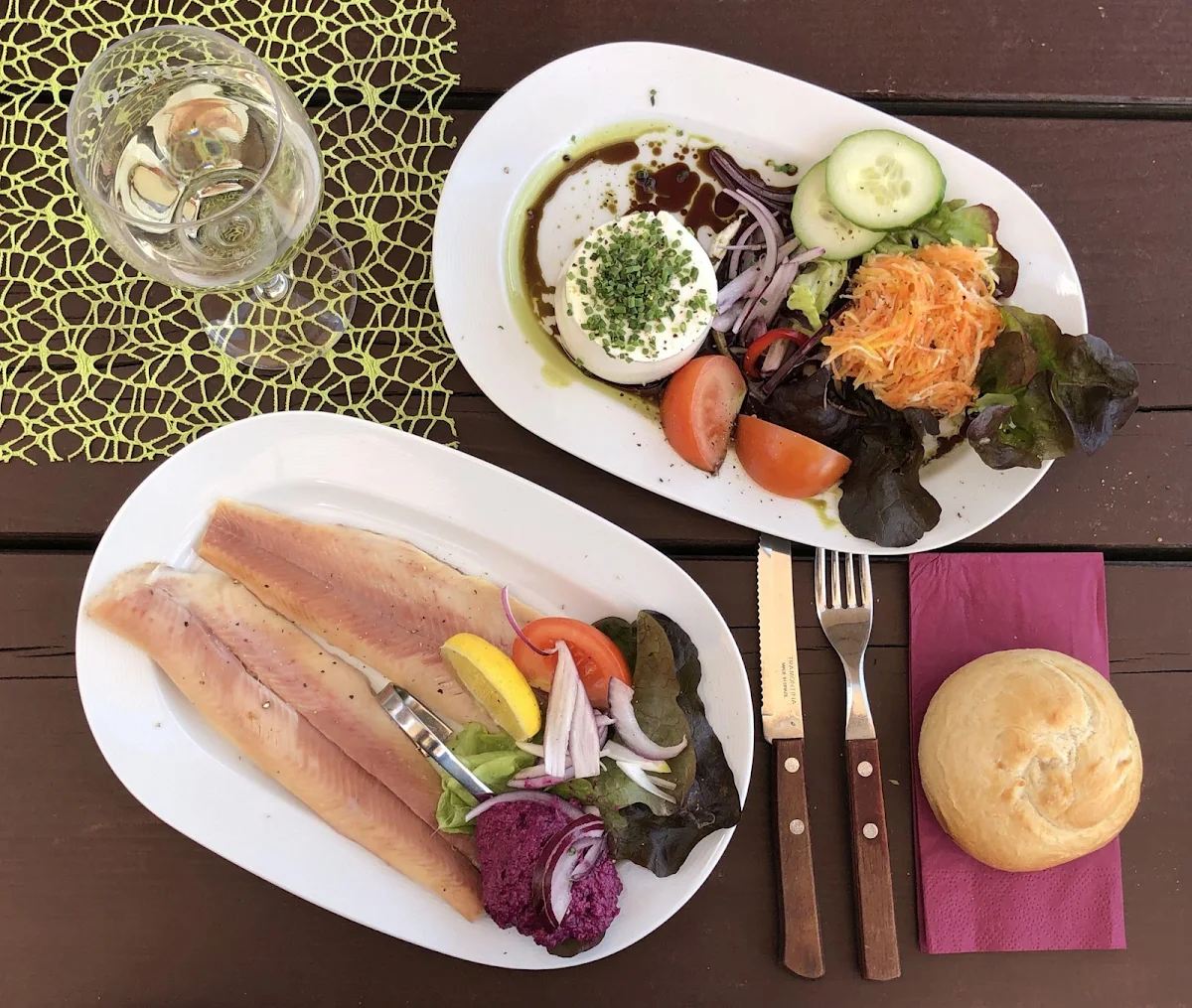 Forellenfilet Und Schafsgupferl Mit Salat