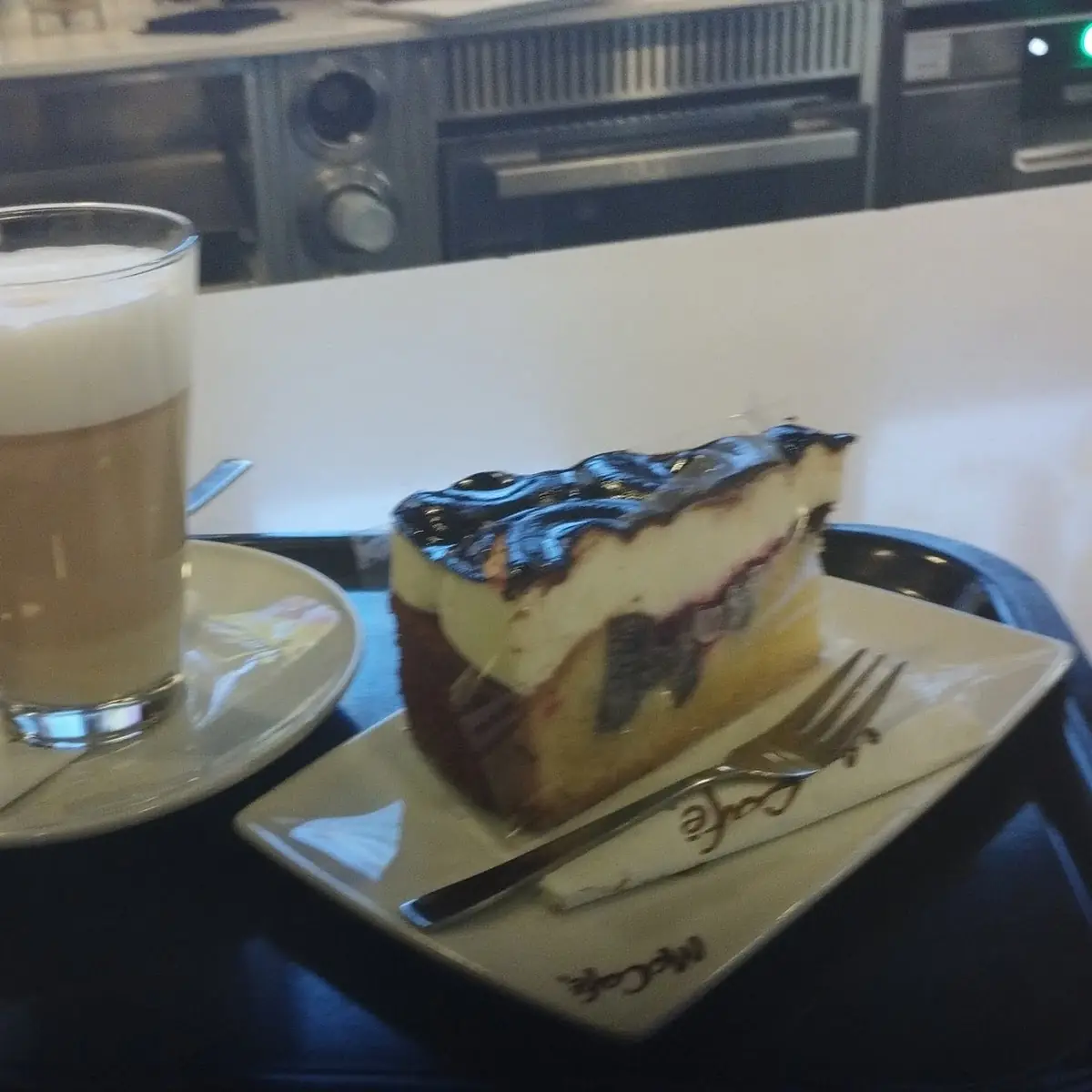 Kirch-wolken Torte Mit Latte Macchiato