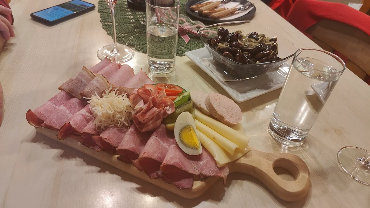 Original Steirische Brettljausn Und Käferbohnensalat