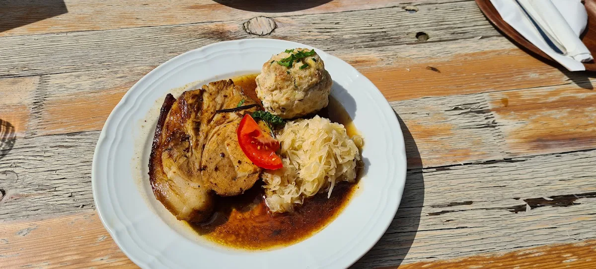 Schweinebraten Mit Sauerkraut Und Semmelknödel