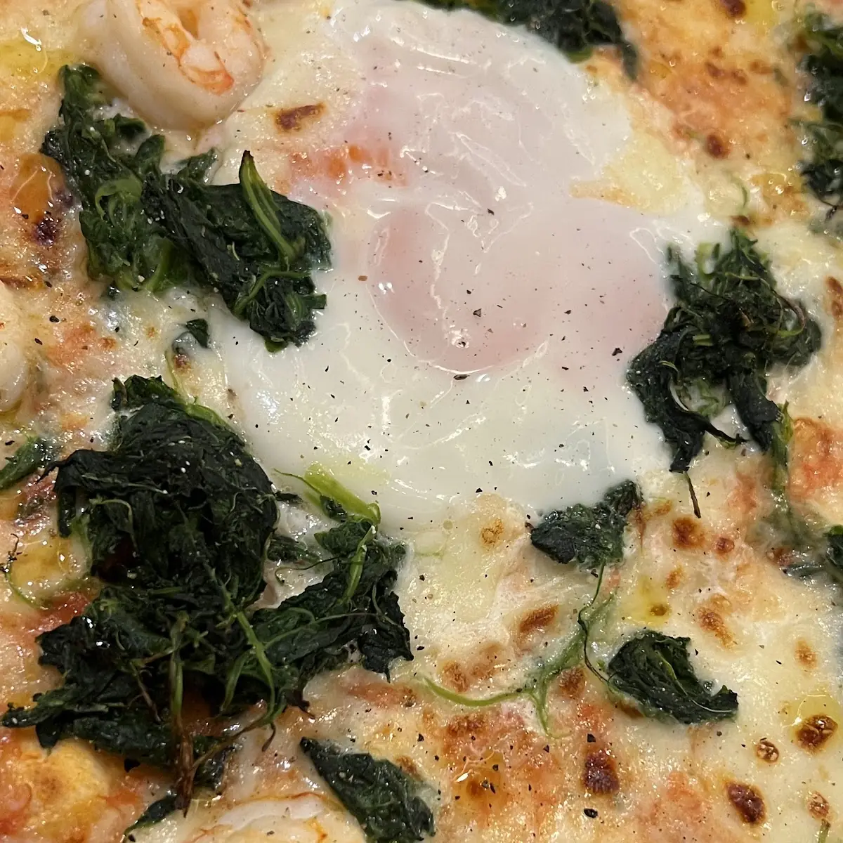 Pizza Mit Spinat Garnelen Und Spiegelei