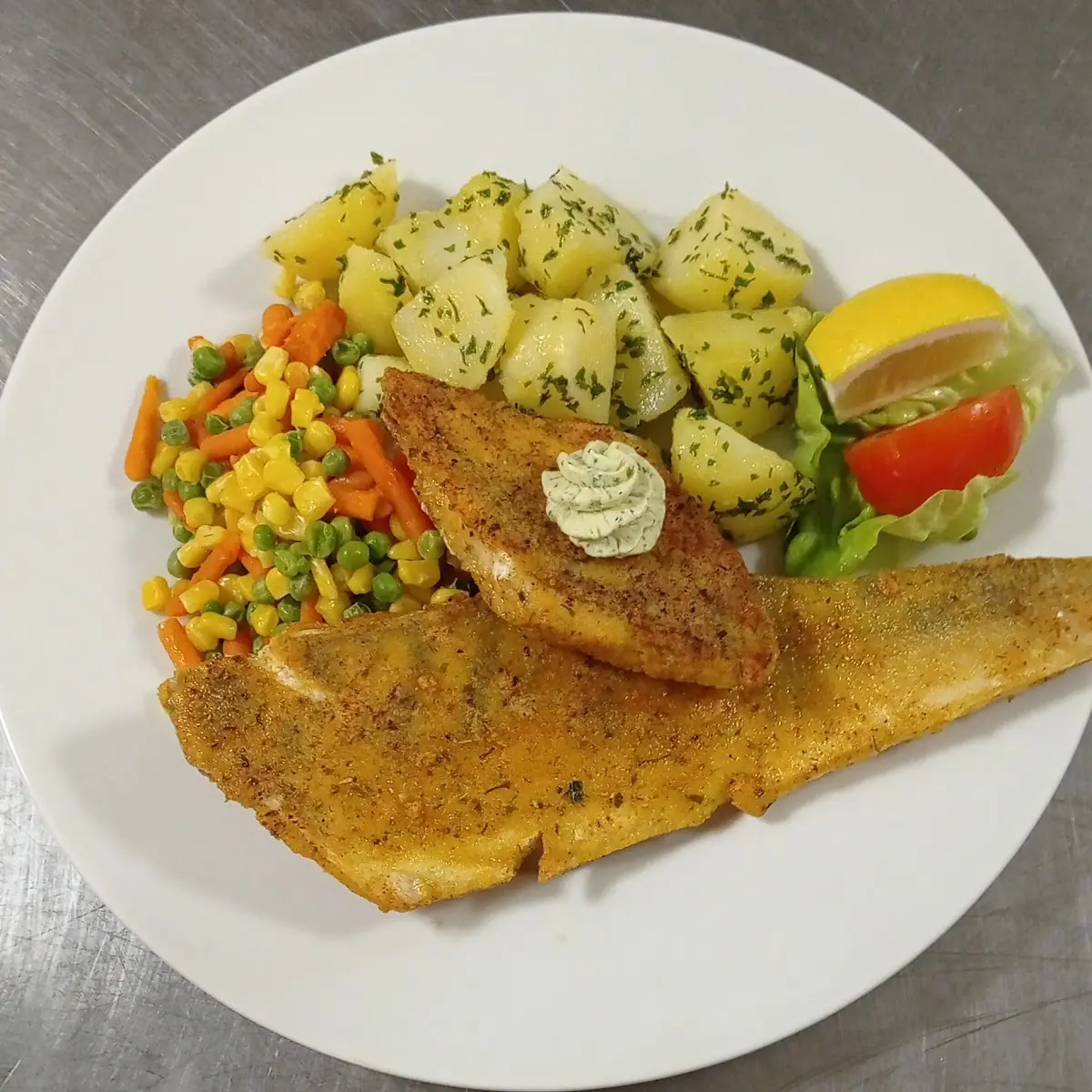 Zander Vom Rost Mit Englischem Gemüse Und Petersilerdäpfel