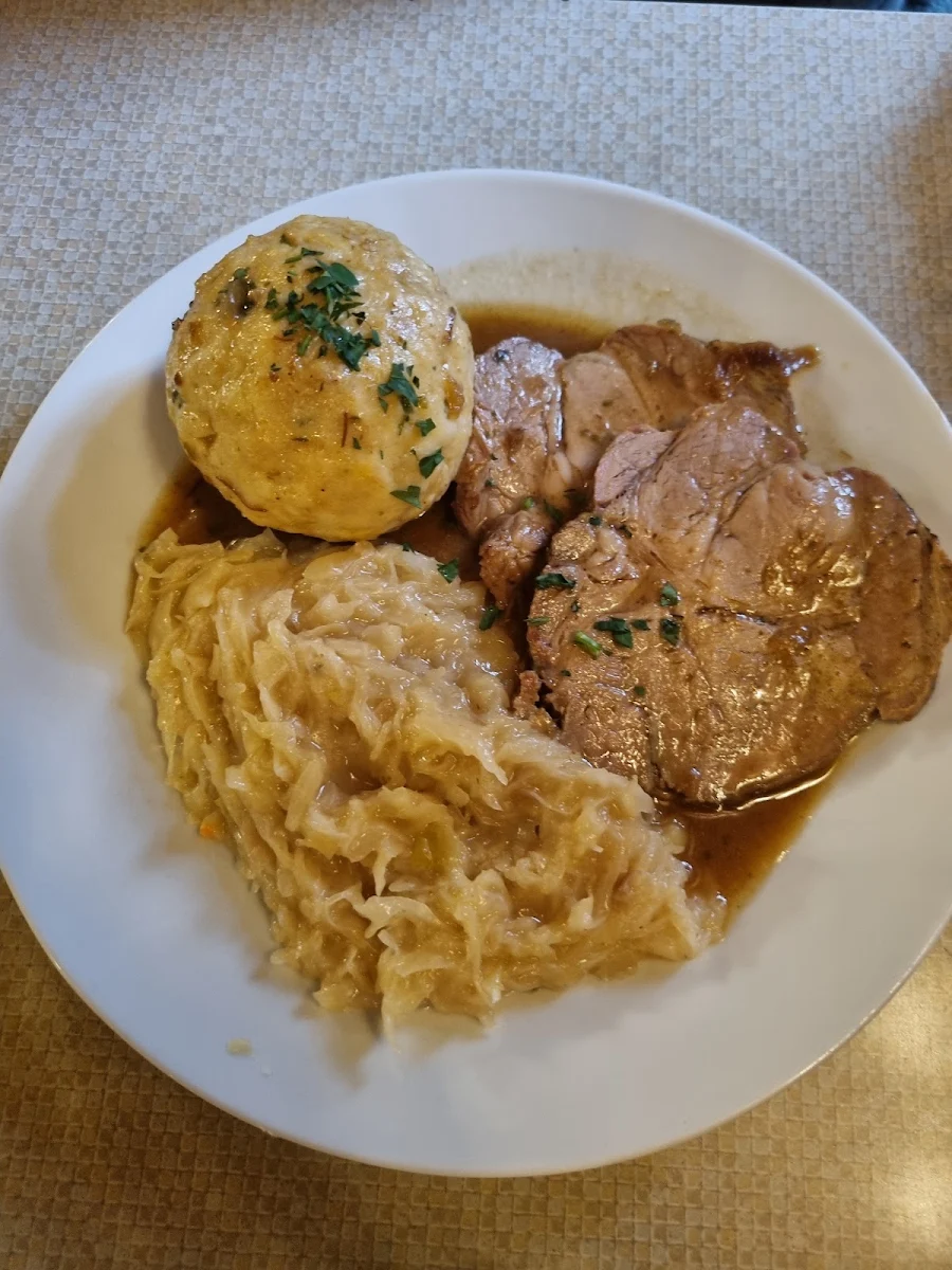 Schweinsbraten Mit Knödel Und Kraut