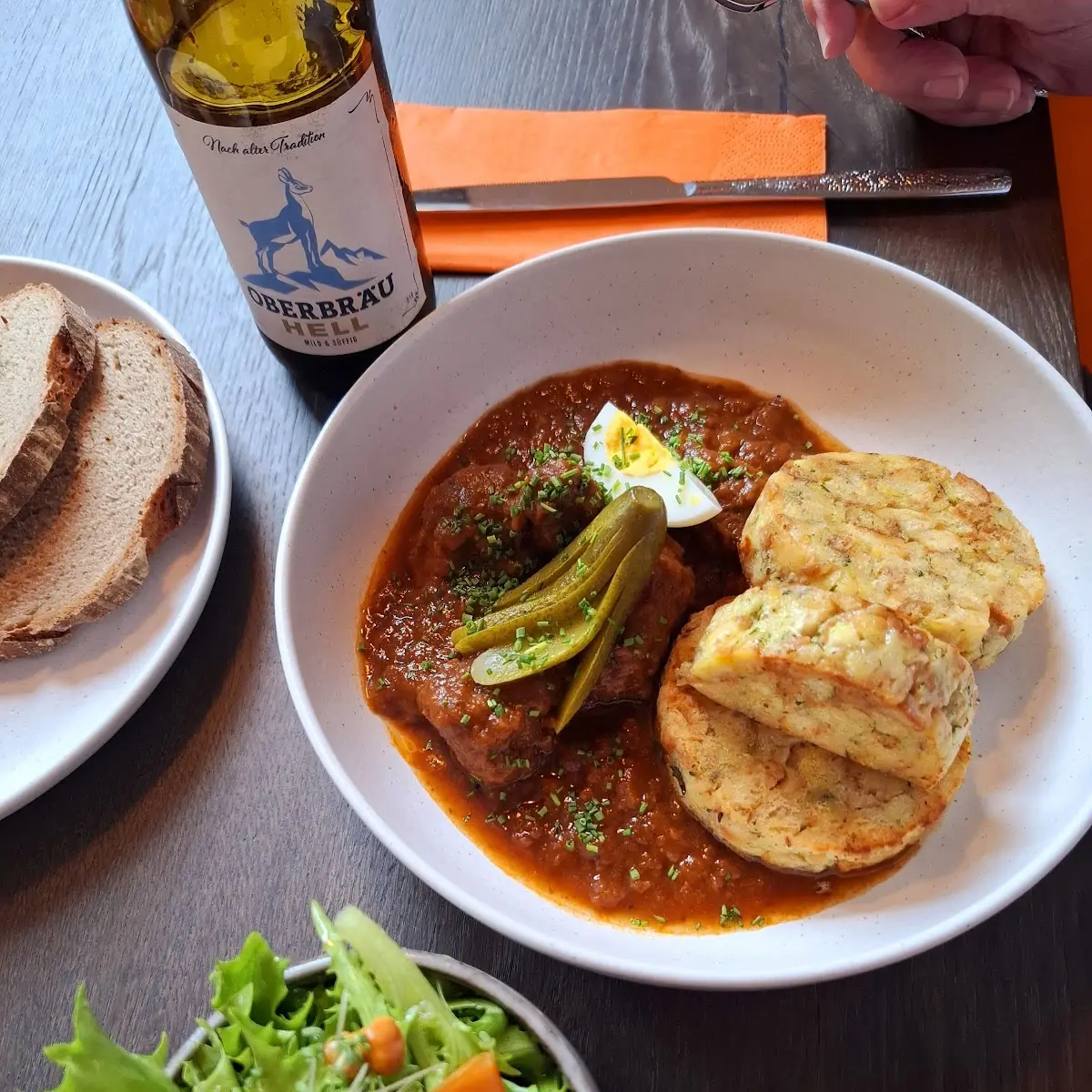 Bio-rindsgulasch Mit Serviettenknödel Und Ruccolasalat Mit Pfifferlingen