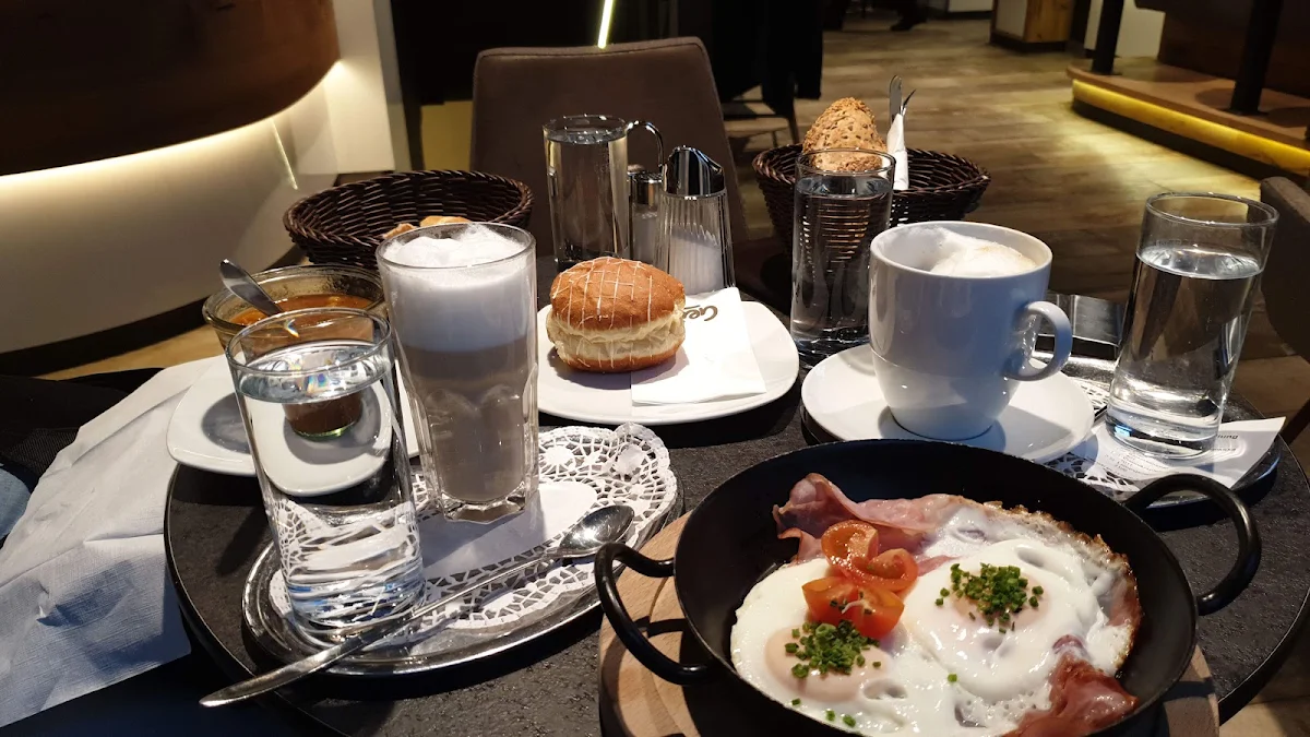 2 Fried Eggs & Bacon Latte Cappuccino Krapfen