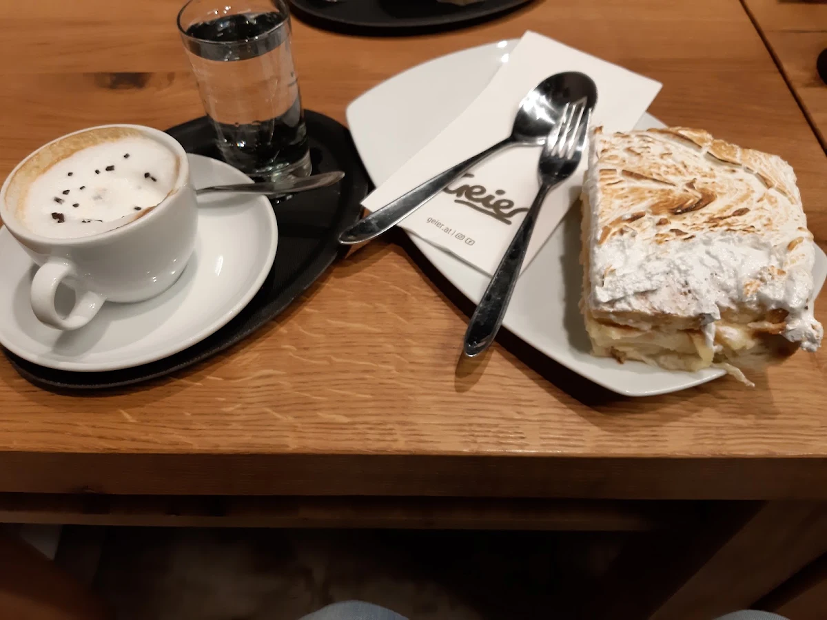 Scheiterhaufen Bestehend Aus Brioche Äpfel Und Einer Überbacken Schneehaube