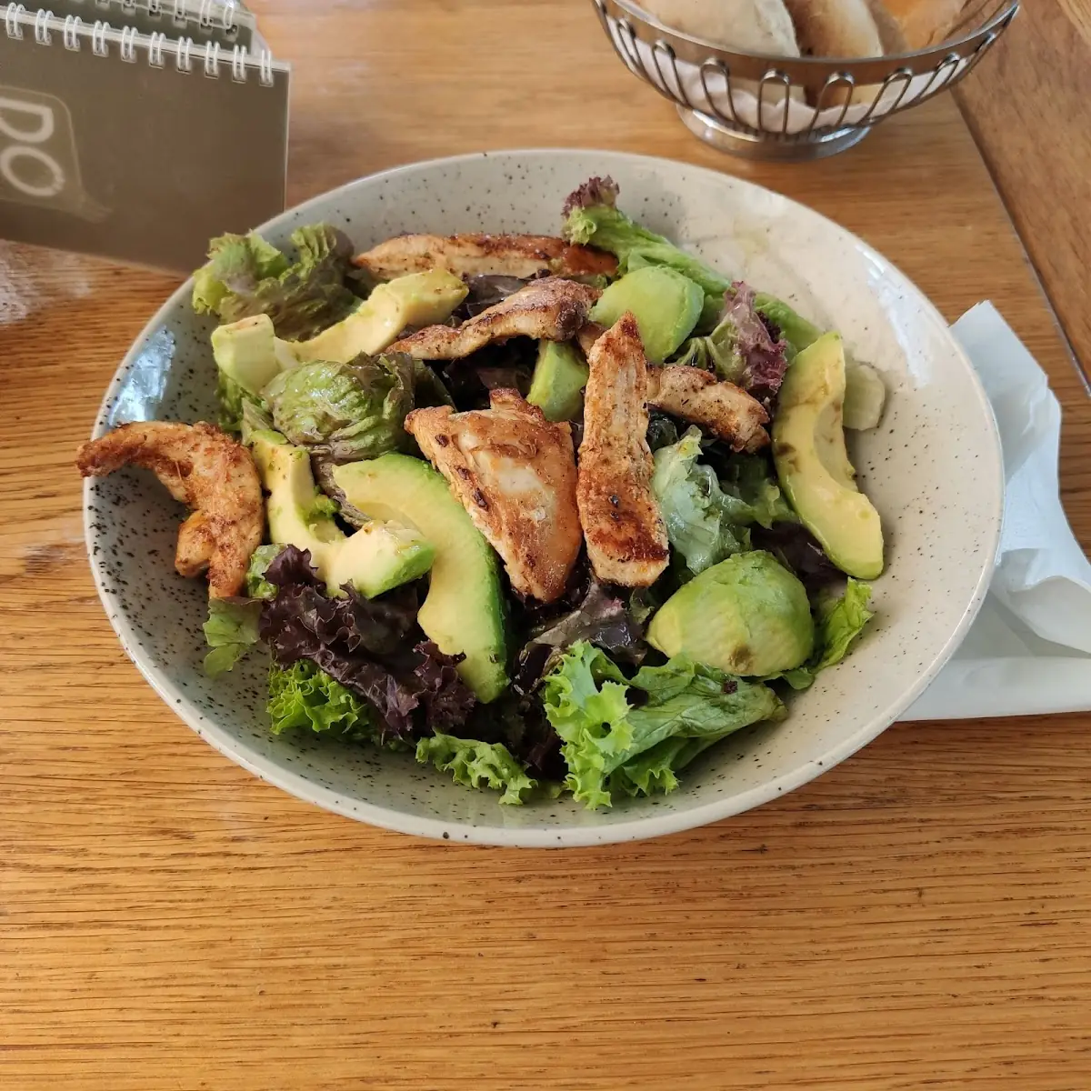 Exotischer Salat Mit Huhn Avocado Und Kernöldressing