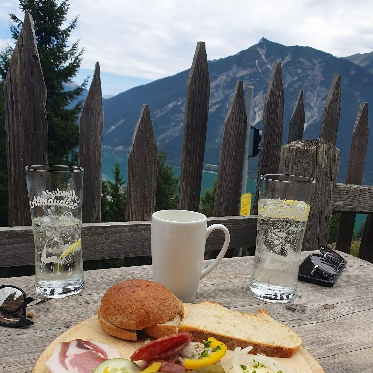 Brettljause Buttermilch Holunderschorle Gespritzt
