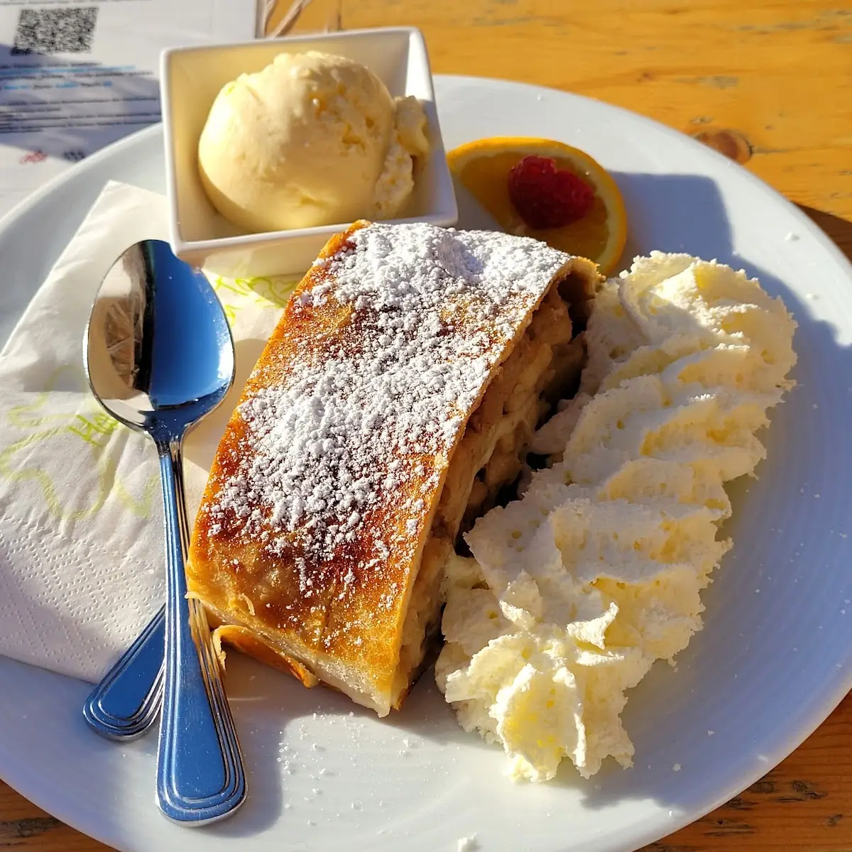 Apfelstrudel Mit Vanilleeis Und Sahne