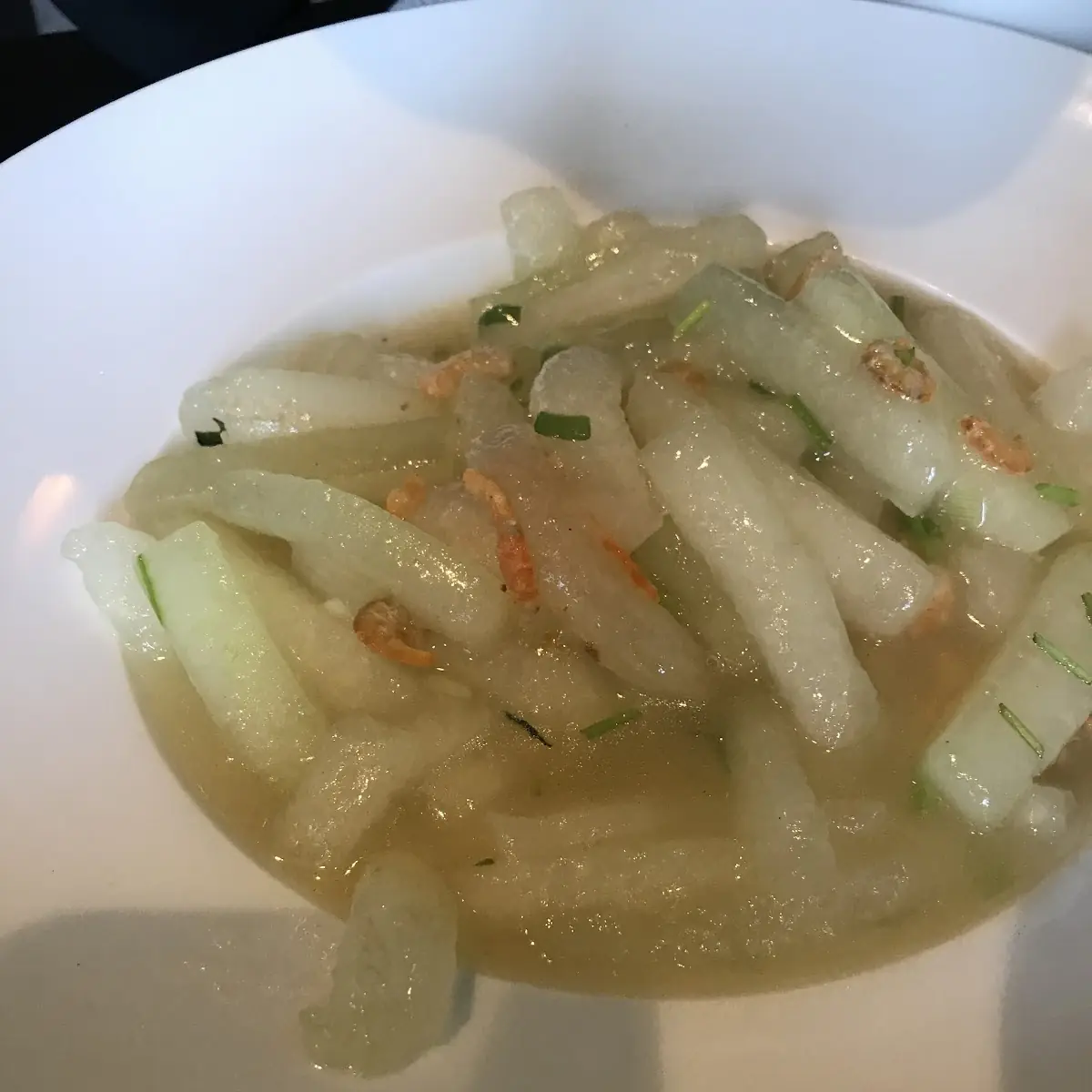 Marinierter Baby-gurkensalat