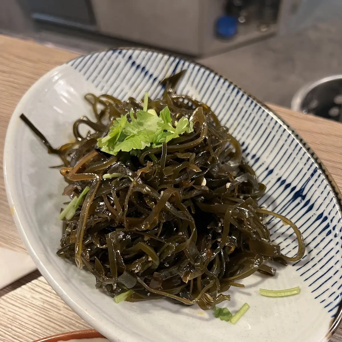 Süß-sauer-scharfer Meeresalgensalat