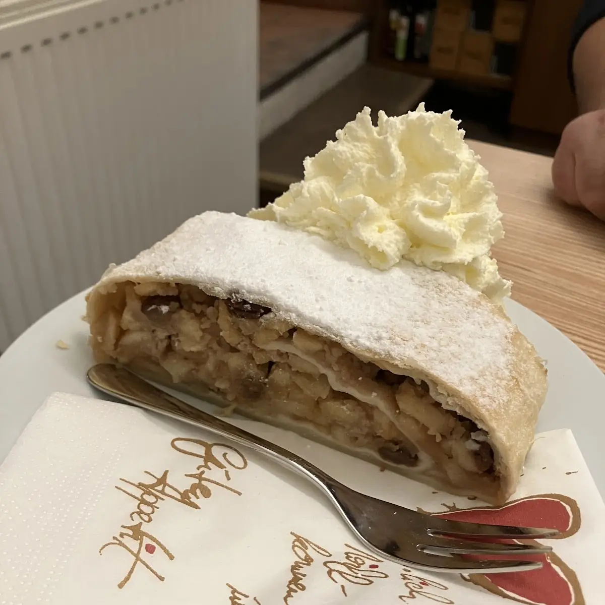 Apfelstrudel Mit Schlagobers