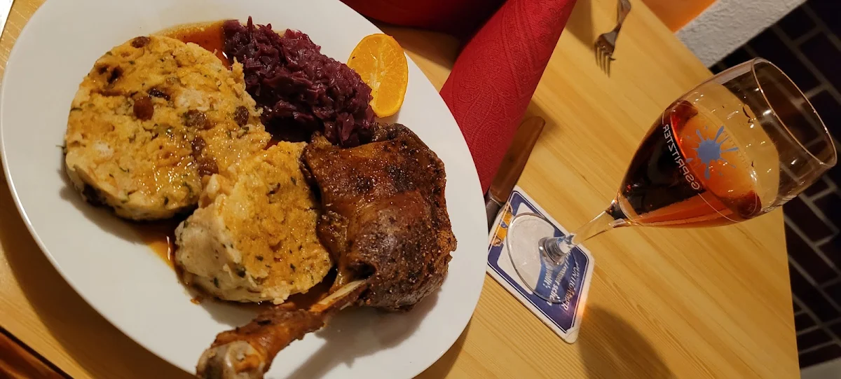 Links Ganslbrust Rechts Ganslkeule Mit Semmelknödel Sogar Mit Rosinenfüllung Und Rotkraut