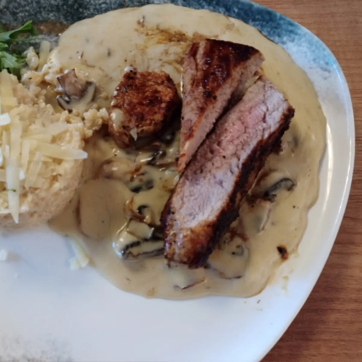 Schweinemedaillons Auf Pilzrisotto