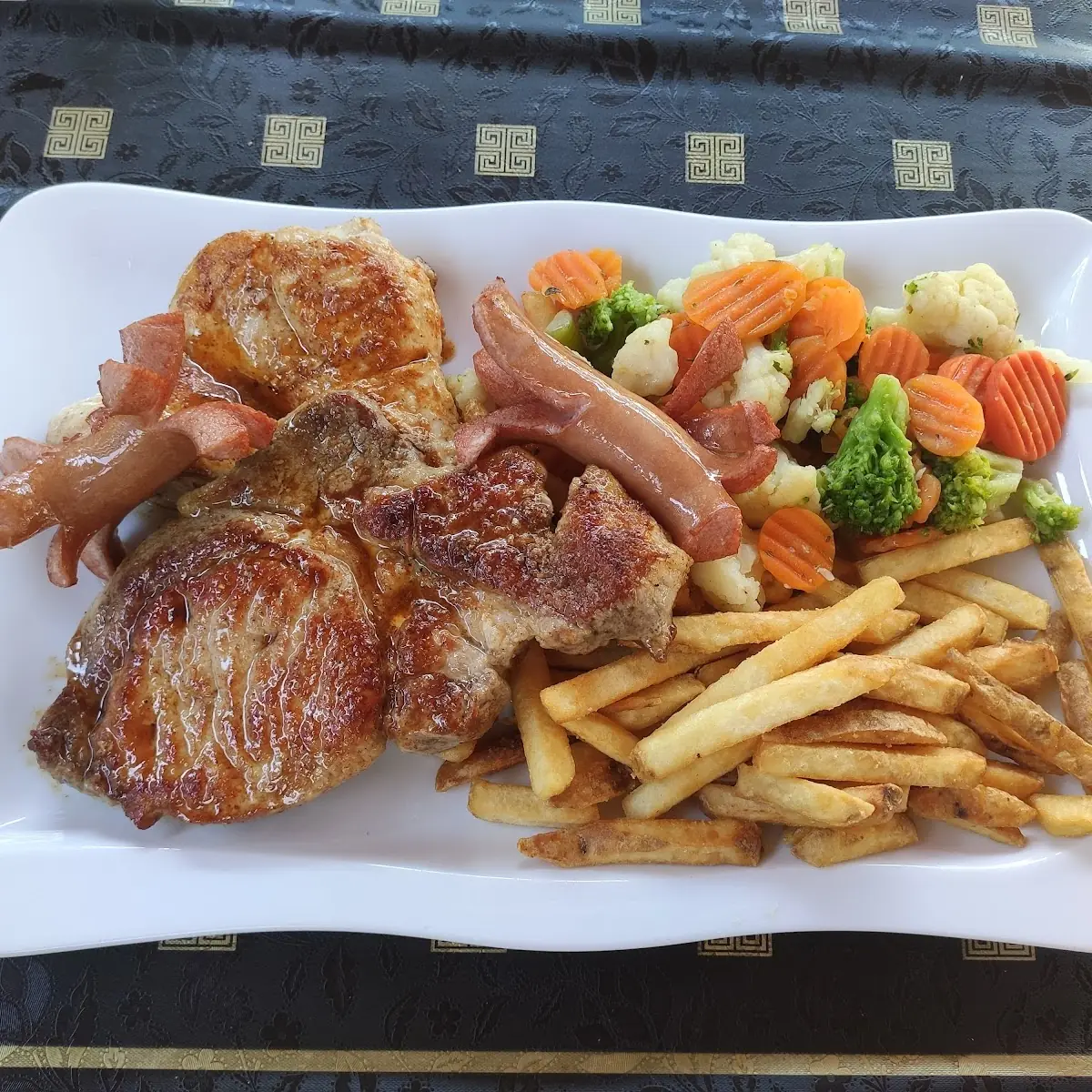 Grillteller Mit Pommes