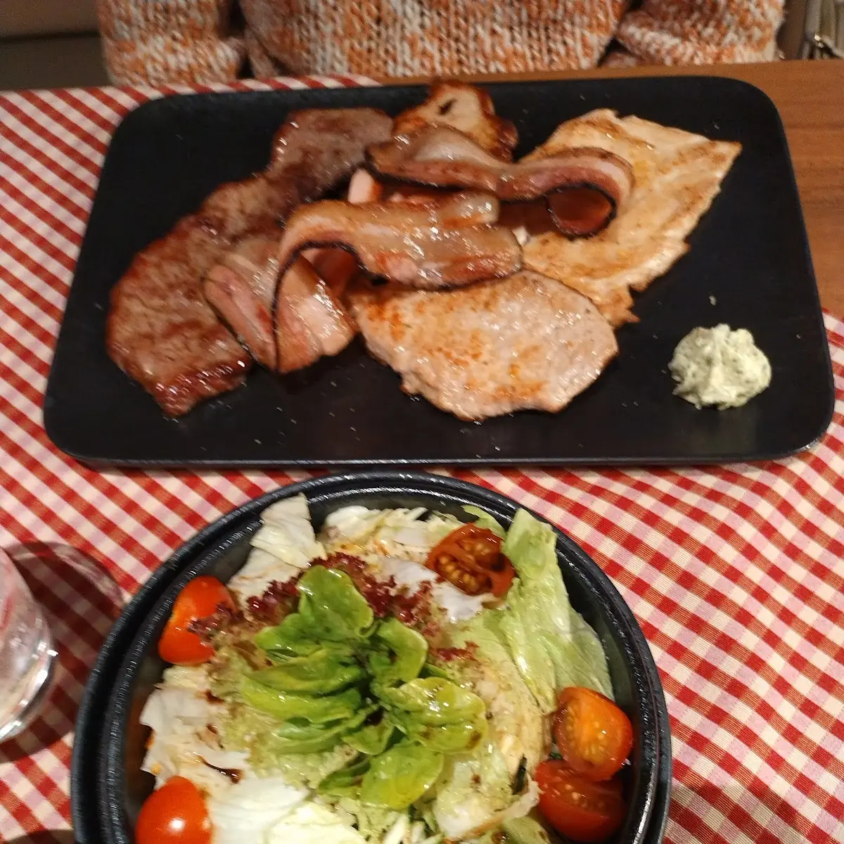 Grillteller Mit Gemischtem Salat