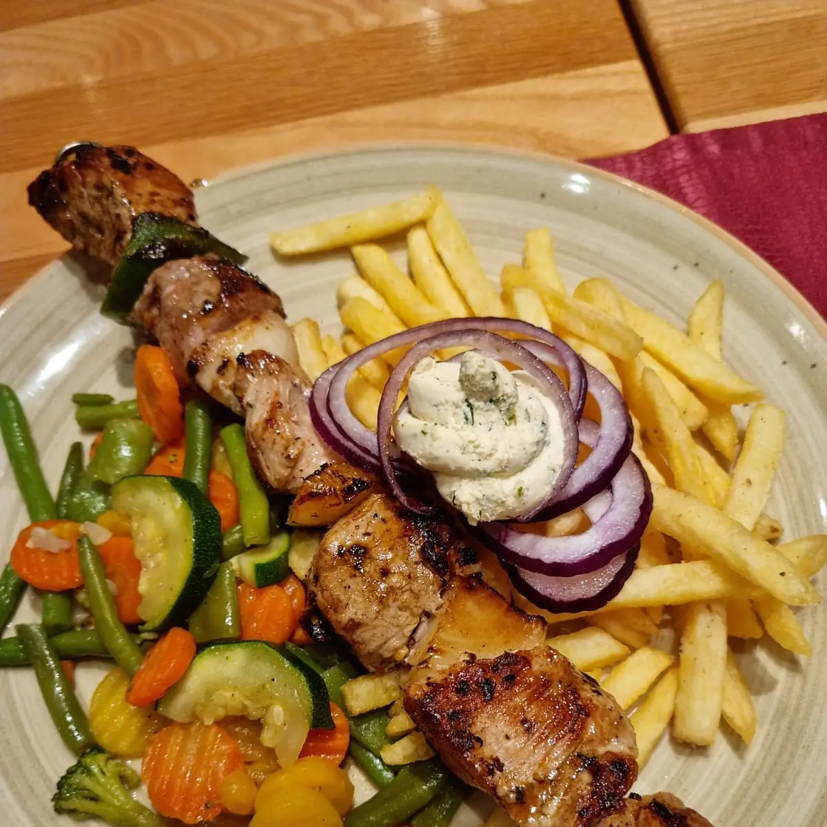 Spieß Mit Pommes Und Salat