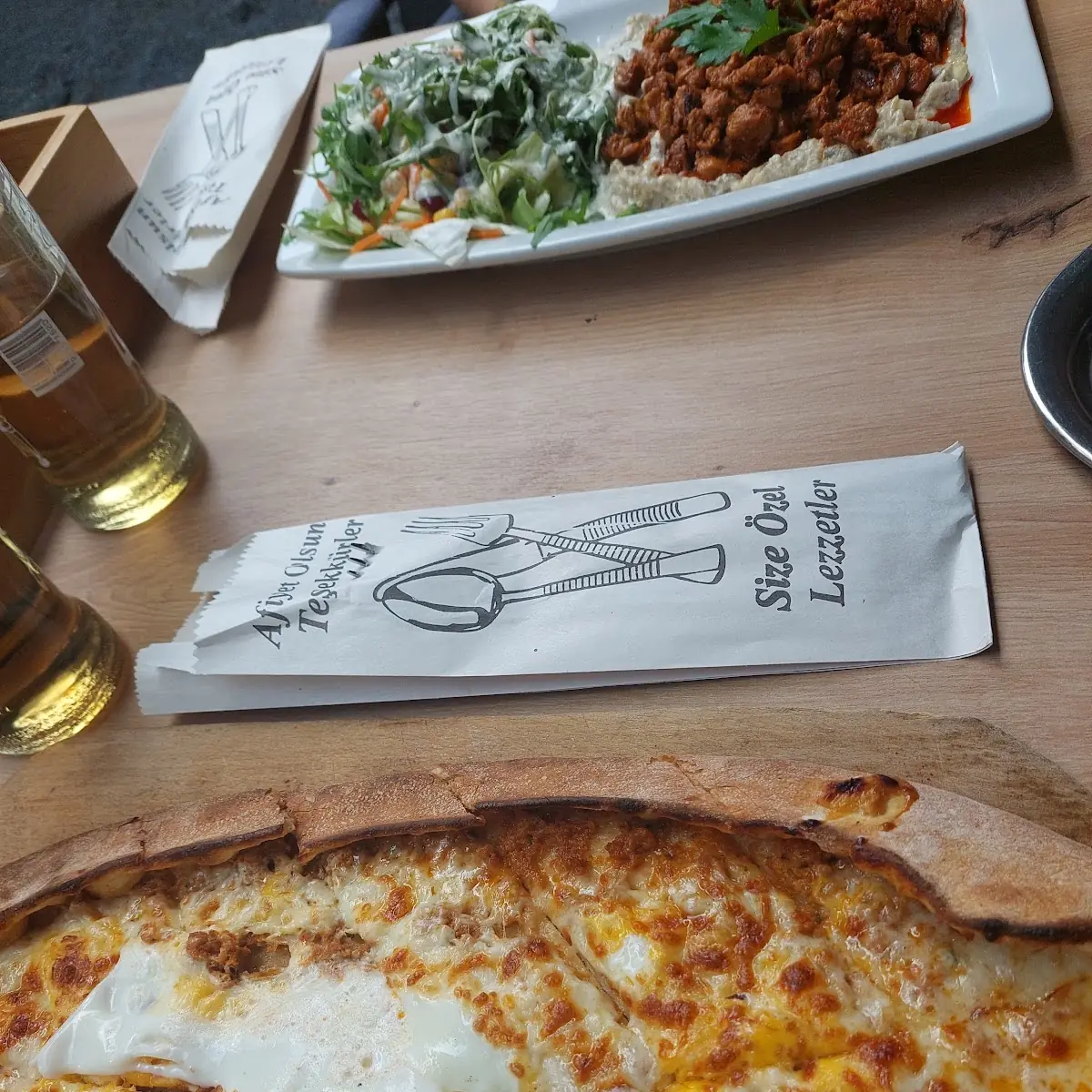 Pide M Ei Käse Ggüber Kalbfleisch Auf Aubergine & Salat