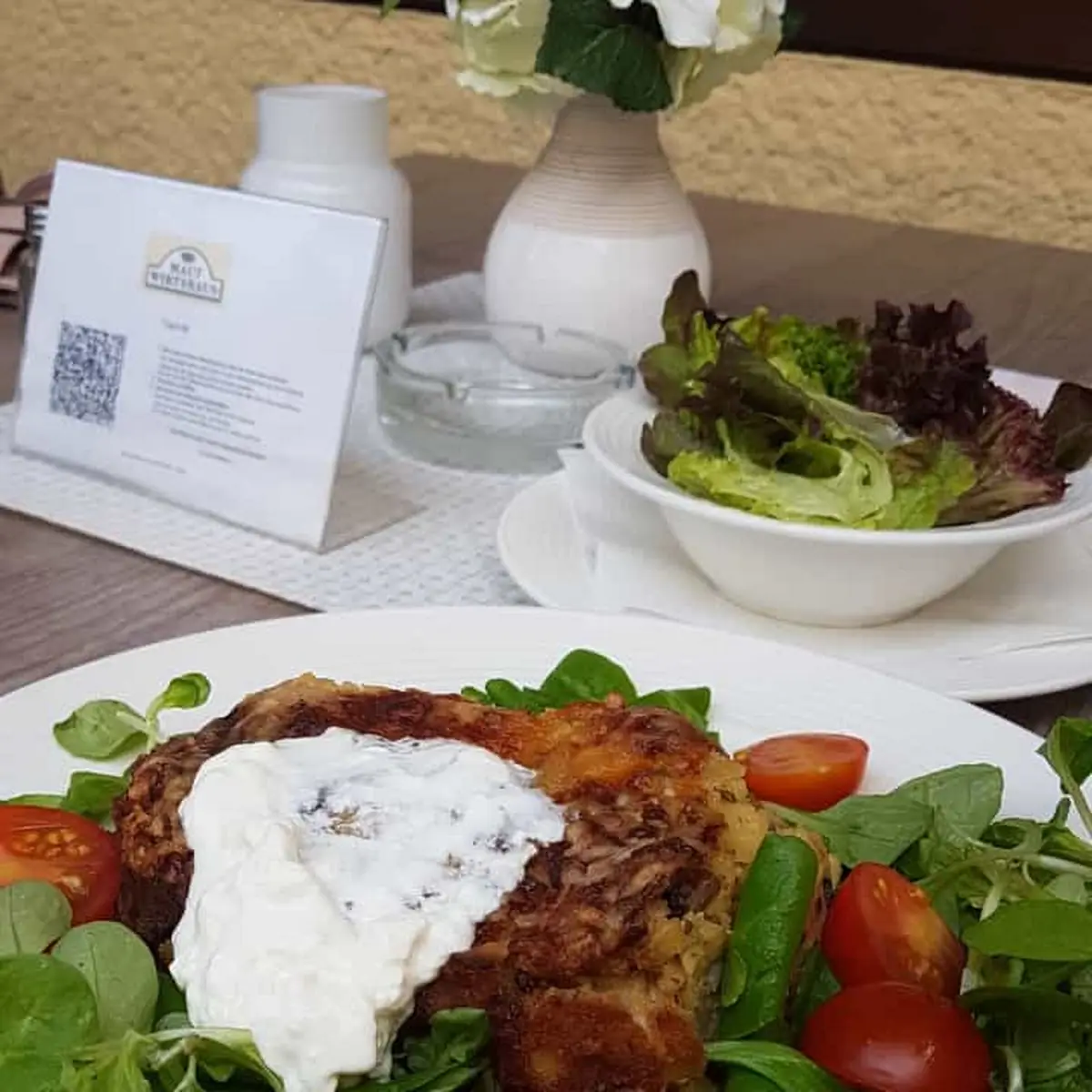 Überbackene Schinkenfleckerl Mit Salat