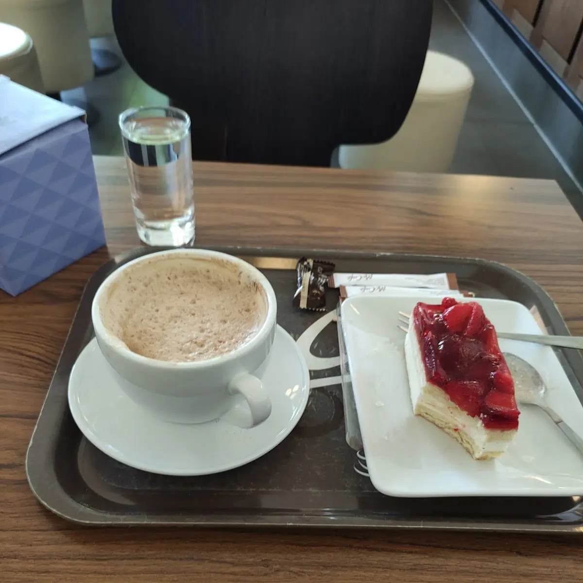 Cappuccino Und Erdbeerkuchen