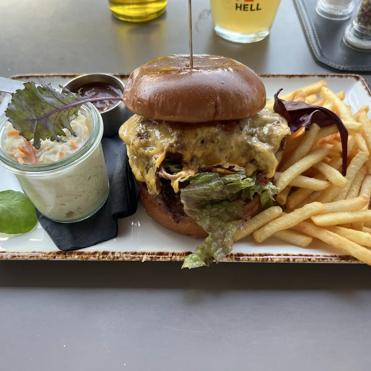Pulled Beef Burger Mit Pommes Und Coleslaw